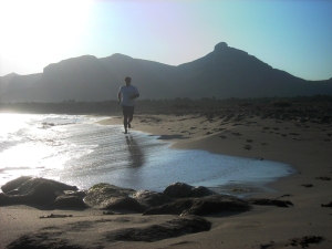 correr descalzos sobre la arena de una playa nos carga de energia y mejora nuestra espalda.